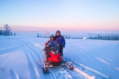 Erlebe eine schneemobiltour durch lapplands verschneite wälder mit erfahrenem guide. inklusive winterausrüstung, snacks, heißen getränken und abholung. jetzt buchen!