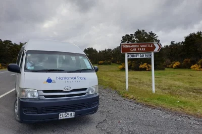 Starte deine tongariro alpine crossing mit sicherem privatparkplatz und shuttle vom ketetahi trailhead. inklusive sicherheitsbriefing und spannende lokale einblicke. jetzt buchen!