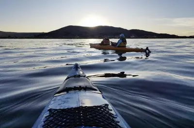 Kayak al tramonto sul lago Titicaca da Puno