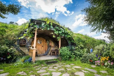 Descubre hobbiton en un tour en grupo pequeño desde auckland. incluye recogida en hotel, guía local y bebida en the green dragon inn. reserva ya.