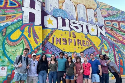 Découvrez le street art, les sculptures et les petits bars de houston avec un guide local. deux boissons incluses et conseils pour profiter de la ville. réservez votre soirée unique.