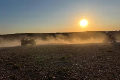 Explorez le désert d’agafay en quad près de marrakech, savourez un dîner berbère sous les étoiles avec un guide local, transfert hôtel inclus. réservez vite.