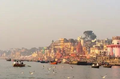 Varanasi Komplett-Tour mit Guide: Bootsfahrt, Aarti, Sarnath