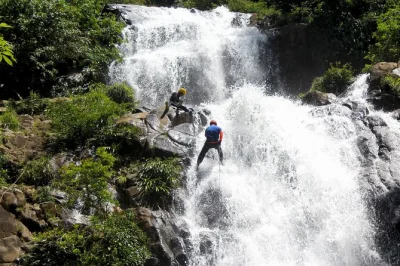 Aventura de dia inteiro saindo de medellín: faça rapel em uma cachoeira de 30m em san luis, nade na maior piscina natural de antioquia, com guia e transporte privado.