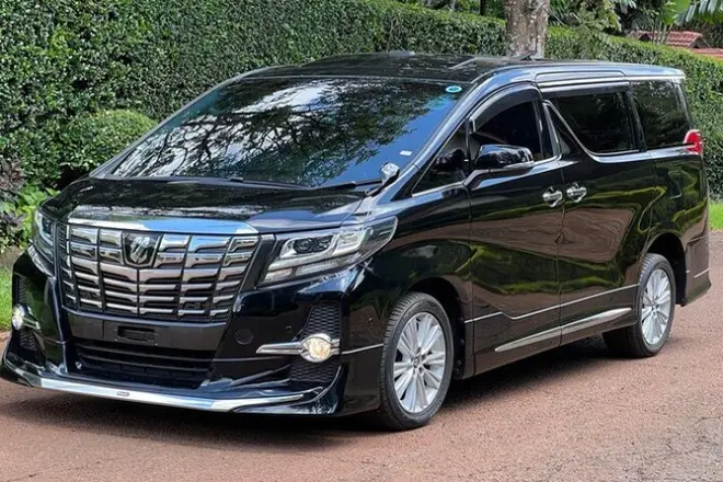 Transfert privé de l'aéroport Itami à Kyoto en minivan
