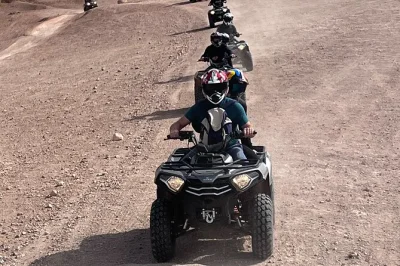 Découvrez marrakech en quad, de lalla takerkoust au désert d’agafay, guidé par des locaux. transfert hôtel, équipement sécurité et pause thé berbère inclus. réservez vite.