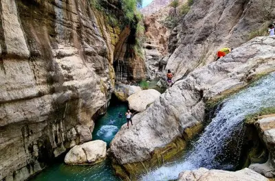 Avventura privata di un giorno intero a Wadi Tiwi da Muscat