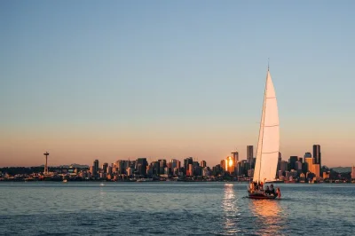 Disfruta de un paseo en velero al atardecer en seattle con tus propias bebidas. navega frente al skyline, contempla las montañas olímpicas y vive una experiencia única con tripulación local. inclu