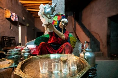 Découvrez la vallée de l’ourika et les montagnes de l’atlas depuis marrakech avec un guide local. transfert, balade guidée aux cascades et déjeuner berbère en option inclus.
