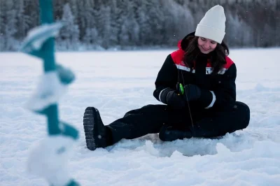 Découvrez la pêche sur glace près de rovaniemi avec un guide local, randonnez en raquettes dans la forêt arctique et savourez un barbecue au coin du feu au bord du lac. matériel et transfert incl