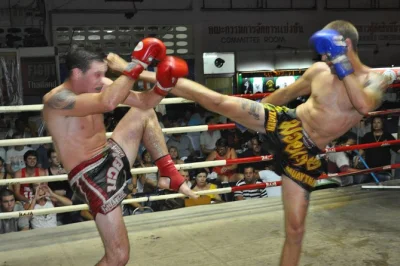 Erlebe echte muay thai kämpfe im patong boxing stadium in phuket. wähle zwischen tribünen- oder ringsitzen, mit lokalen kämpfern und mitreißender stimmung. jetzt buchen.