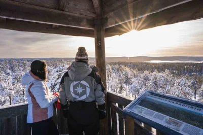 Explorez les forêts sauvages de laponie lors d’une randonnée en petit groupe avec un guide local. transfert hôtel, vêtements chauds et photos retouchées inclus. réservez vite.