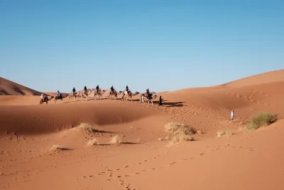 De marrakech à fès en traversant le désert du sahara avec un guide privé, balade à dos de chameau et nuit dans un camp de luxe. transfert et repas locaux inclus.