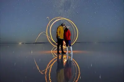 Sternenhimmel und Sonnenaufgang über der Uyuni Salzebene erleben