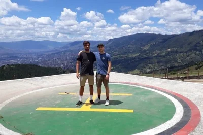 Explore a história de medellín em um tour de 4 horas sobre pablo escobar conduzido pelo ex-policial da swat carlos. visite locais-chave, ouça histórias reais e veja a transformação da cidade.