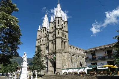 Explore jardín com um tour prático em fazenda de café saindo de medellín. inclui transporte, guia local e almoço típico feito no fogo de lenha. reserve já!