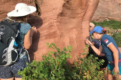 Erkunde den garden of the gods mit einem lokalen geologie-guide, entdecke fossilien und mineralien und tauche ein in colorados geschichte. inkl. wasser, ausrüstung & extras für familien.