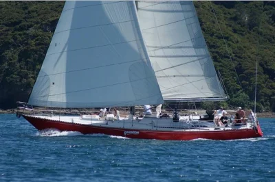 Explora la bahía de las islas en un tour en velero con grupo pequeño y guías locales. incluye caminata en isla, almuerzo casero y equipo de snorkel. reserva ya tu lugar.