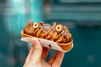 Entdecke paris’ le marais mit einem lokalen guide, probiere klassische französische gebäckspezialitäten und erfahre die geschichten hinter jedem bissen. flexible stopps und vier süße leckereien