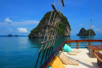 Erlebe die kalksteininseln der phang nga bay mit komfortablem boot, schwimme in der koh hong lagune und genieße ein thailändisches buffet. inkl. hoteltransfer.