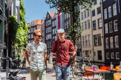 Scopri il quartiere a luci rosse di amsterdam e zeedijk con una guida del posto. storie su coffeeshop, storia e cultura. tour privato e a impatto zero—prenota ora.