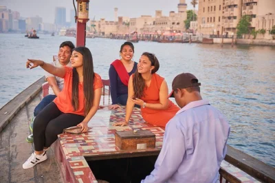 Découvrez les quartiers historiques de dubaï, flânez dans les souks d’épices et d’or, et traversez la crique en abra avec un guide local. prise en charge à l’hôtel incluse. réservez vite.
