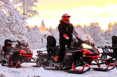 Partez en motoneige dans les forêts enneigées de laponie près de rovaniemi avec un guide local. Équipement chaud inclus, pause café ou thé, prise en charge. réservez vite.