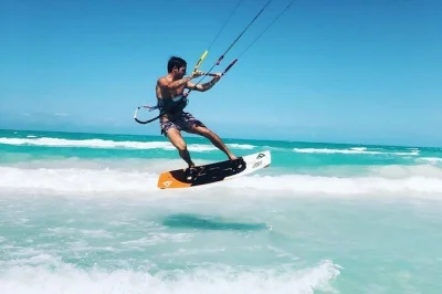 Prova il kitesurf a isla holbox con un istruttore locale. trasporto privato, attrezzatura completa e spot perfetti per principianti. prenota la tua lezione ora.