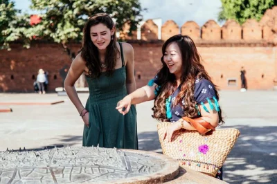 Erkunde chiang mais altstadt mit einem einheimischen, besuche tempel wie wat phra singh, lausche spannenden geschichten und probiere lokale spezialitäten. private tour mit tickets & transport.