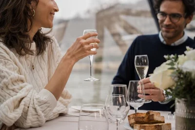 Paris dinnerfahrt auf der seine mit live-musik, 4-gänge-menü und champagner erleben. eleganter dresscode und barrierefreier einstieg inklusive. jetzt buchen.
