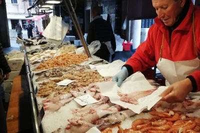 Veneza, mercado rialto, peixe fresco, passeio de gôndola e aula de culinária em murano com guia local. reserve já essa experiência única.