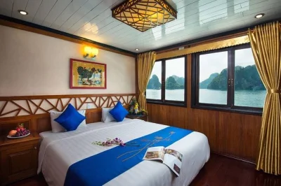 Descubra ha long bay em um cruzeiro de 2 dias com caiaque, trilha na ilha titop, tour pela caverna surprise e aula de culinária vietnamita. inclui refeições e traslado.