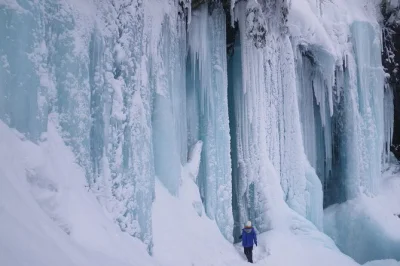 Scopri la cascata ghiacciata di hida-osaka con un trekking guidato con racchette da neve da takayama o gero. include attrezzatura, guida esperta e pranzo caldo all’aperto. prenota ora.