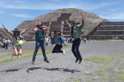 Descubre las pirámides de teotihuacan y la basílica de guadalupe desde ciudad de méxico con guía local, cata de mezcal y traslado incluido. reserva ya.