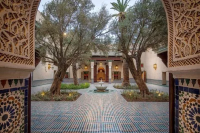 En marrakech, aprende a cocinar platos marroquíes tradicionales con una dada, visita un horno de barrio y una herboristería, y disfruta tu comida en la terraza de un riad. reserva ya.