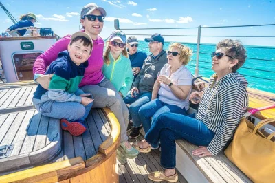 Navegue pela costa de key west no schooner america 2.0, com duas bebidas, guia local e vistas do fort zachary taylor e mallory square. reserve já.